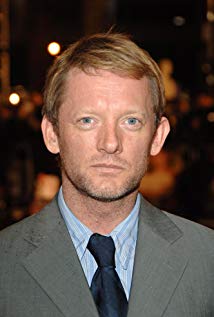 How tall is Douglas Henshall?